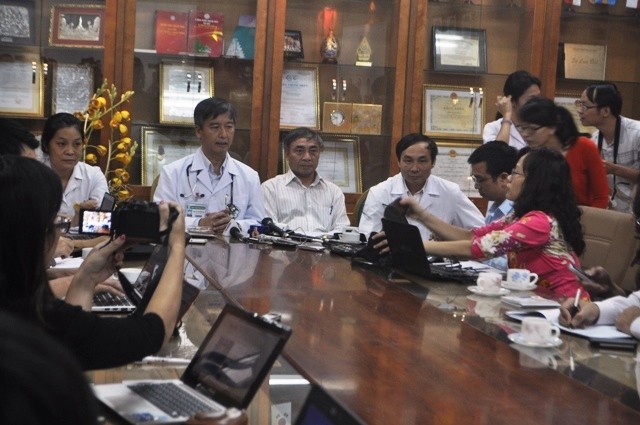 Bệnh viện Bạch Mai tổ chức họp báo về vụ Thẩm mỹ viện Cát Tường vứt xác nạn nhân xuống sông Hồng vì kẻ thủ ác chính là bác sỹ khoa Ngoại của bệnh viện này. Trong lúc bác sỹ của bệnh viện này làm chết người, vứt xác phi tang, bệnh viện này tổ chức hội thi văn nghệ linh đình với cờ hoa và ca hát...
