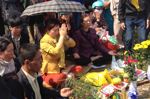 Nhà ngoại cảm (mặc trang phục mầu vàng) đã vào cuộc nhưng đến nay vẫn chưa tìm thấy xác của nạn nhân