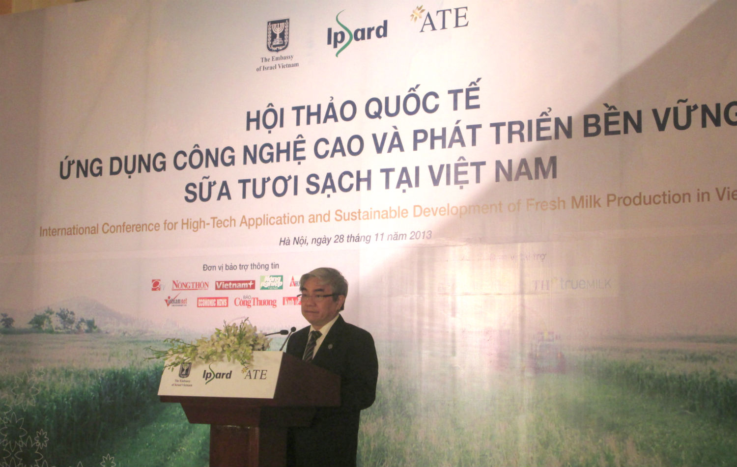 Bộ trưởng Nguyễn Qu&acirc;n cho rằng, ứng dụng CNC v&agrave;o sản xuất sữa kh&ocirc;ng chỉ n&acirc;ng cao năng suất m&agrave; c&ograve;n cải thiện chất lượng sữa
