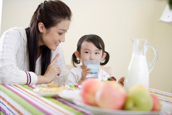 Sữa rất cần thiết đối với sự ph&aacute;t triển của trẻ nhỏ