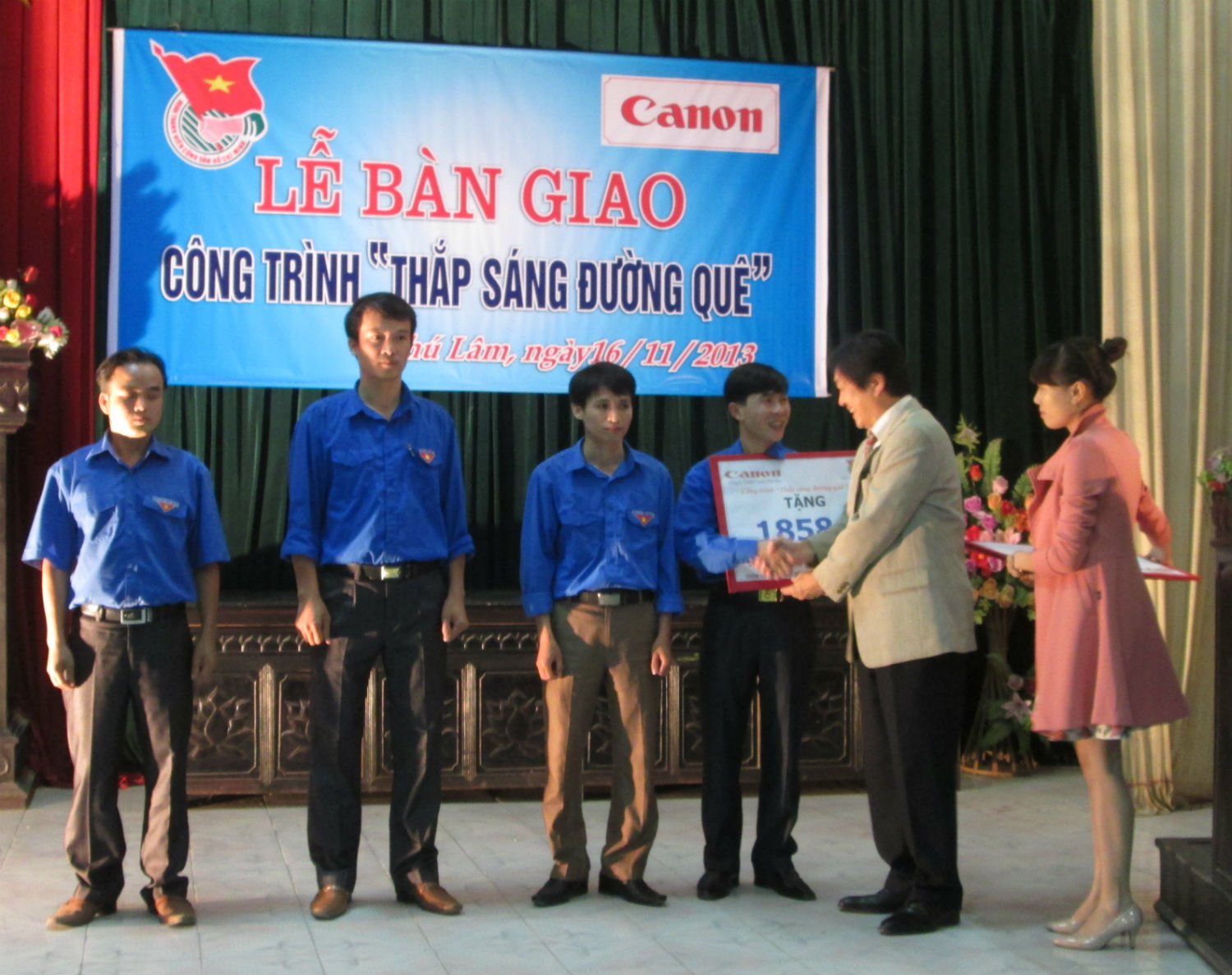 Thắp s&aacute;ng đường qu&ecirc; 2013