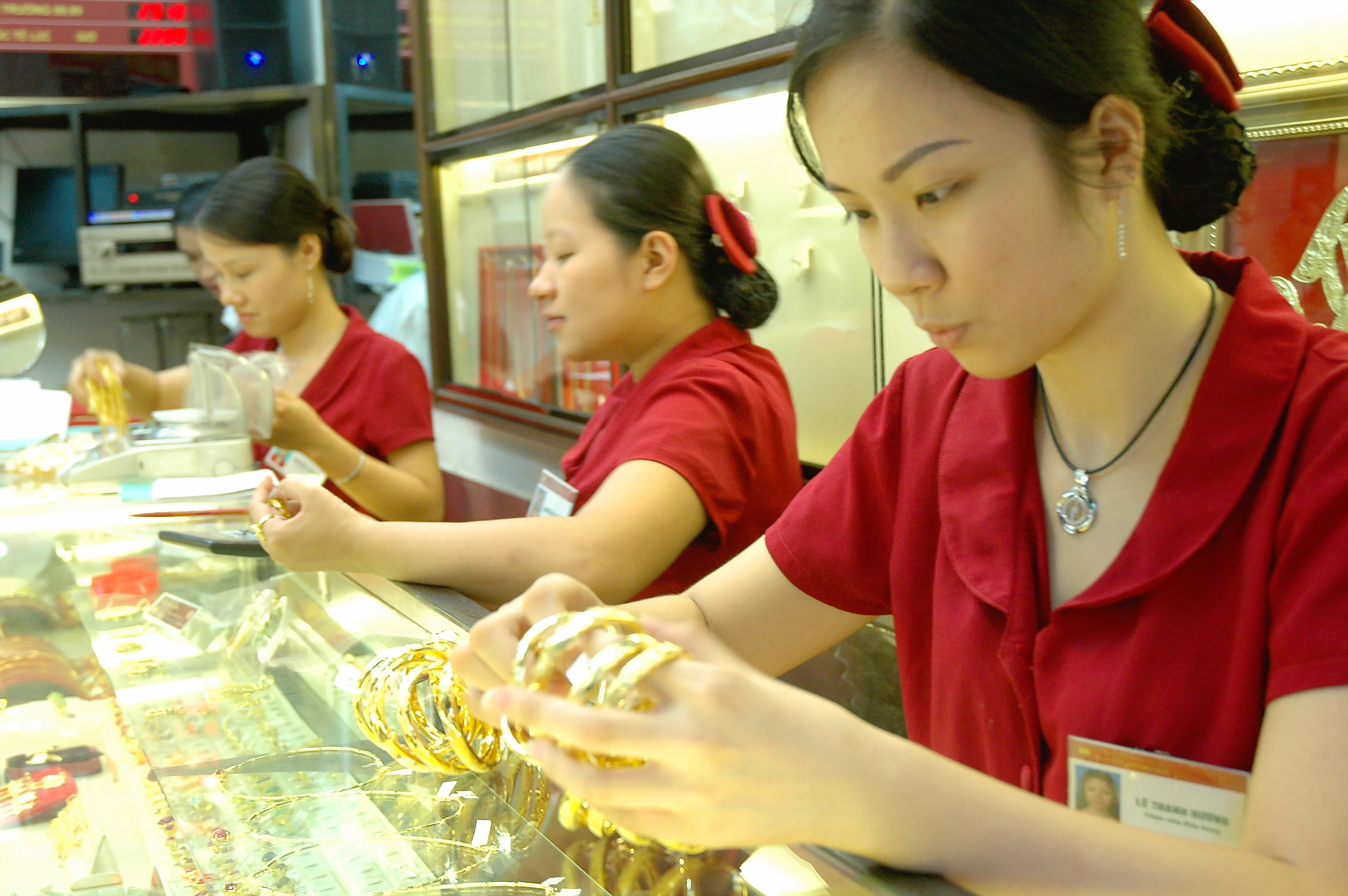 Giá vàng trong và ngoài nước đã được rút ngắn Thi truong vang lang song