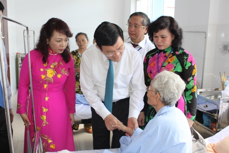 Lanh dao Dang, Nha nuoc tham hoi nguoi cao tuoi