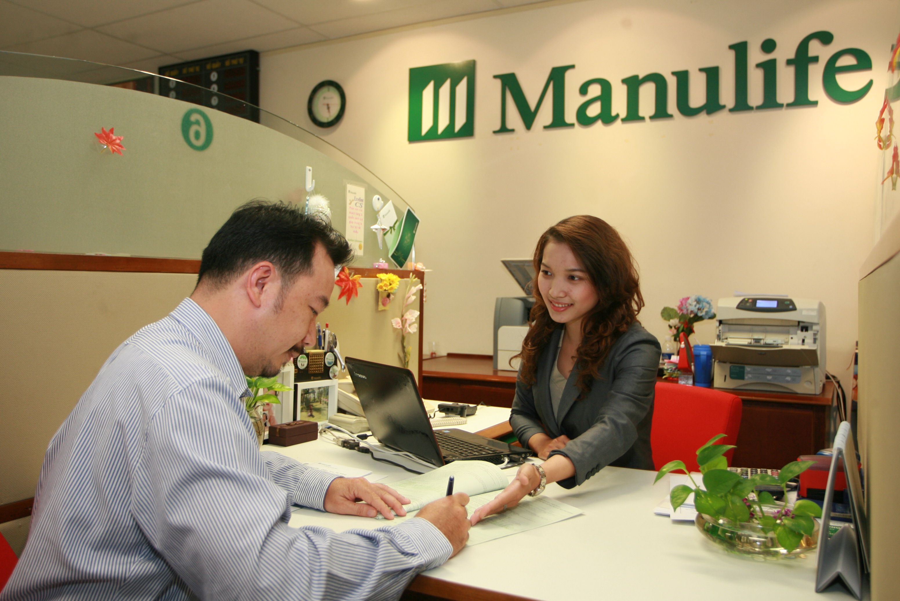 Nh&acirc;n vi&ecirc;n Manulife tố nhau giả mạo chữ k&yacute; 