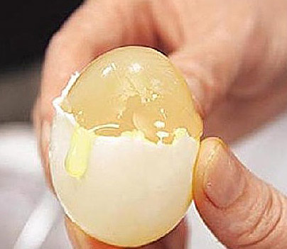 Trứng g&agrave; k&eacute;m chất lượng được ngụy trang giống y chứng thật