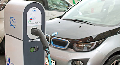 BMW vừa mới công bố rằng họ đang phát triển một công nghệ sạc DC (Direct Current) sử dụng dòng điện một chiều để rút ngắn thời gian sạc pin cho các loại xe điện của hãng. Cụ thể, thời gian sạc lên đến vài giờ khi sử dụng dòng điện xoay chiều (AC) sẽ được giảm xuống chỉ còn vài phút - một con số cực kỳ ấn tượng.