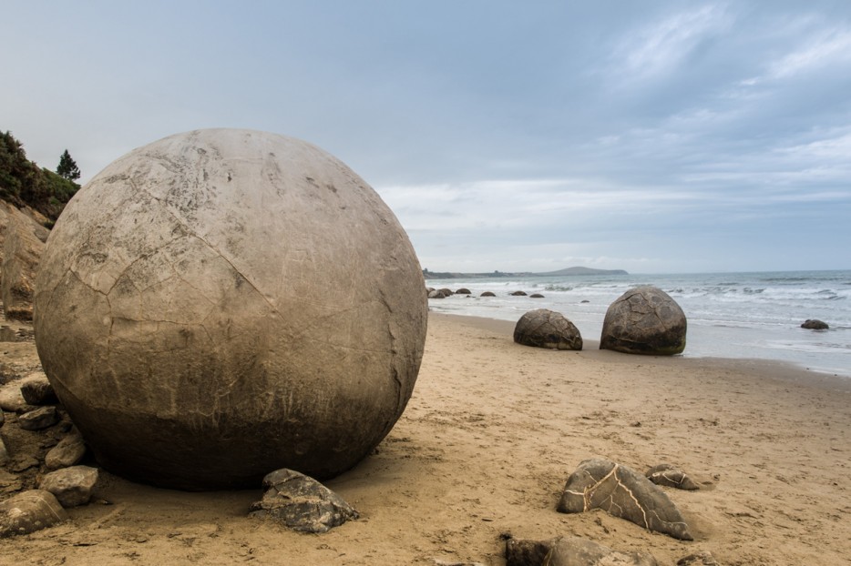 Những hòn đá Moeraki, New Zealand Những viên đá hình cầu này là những tảng đá khổng lồ và tự nhiên được hình thành tại bãi biển Koekohe. Hòn đá ban đầu được hình thành dưới đáy biển trong một quá trình lâu dài của trầm tích từ những hạt cát mà thành những viên đá cứng. Sau hơn 60 triệu năm xói mòn bờ biển đã tạo ra kiệt tác của thiên nhiên.