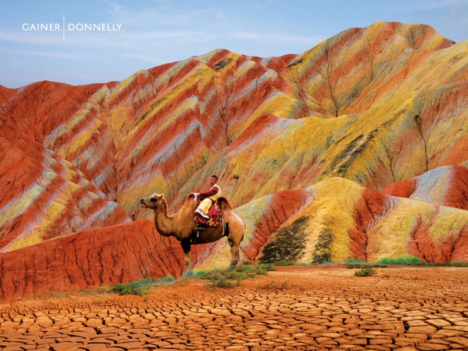 Địa hình Danxia Những thành đá đầy màu sắc là kết quả của đá sa thạch màu đỏ và mỏ khoáng sản được tích tụ trong hàng triệu năm. Gió, mưa sau đó đã chạm khắc nên những hình dạng tuyệt vời của đá, tạo thành những cột đá tự nhiên và những tháp, khe núi, thung lũng và thác nước.