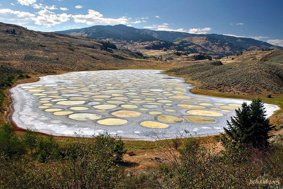 Hồ đốm, Canada Khi nước bay hơi từ hồ này gần thị trấn Osoyoos, Columbia thì những khoáng sản được bỏ lại phía sau thành những hình tròn. Mỗi vòng tròn lại có những màu sắc khác nhau và số lượng lớn khoáng chất tìm được trong hồ.