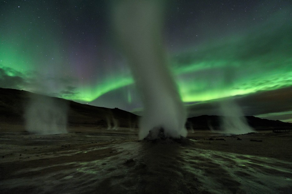 Địa nhiệt, Iceland Các địa nhiệt gần núi lửa hoạt động rất tích cực, mỗi ngọn tháp như những hơi nước phun lên một cách ma quái. Khí đốt tăng lên từ những lỗ nước và bùn đun sôi lên. Trông những Ngọn đèn phương Bắc như một thế giới xa lạ.