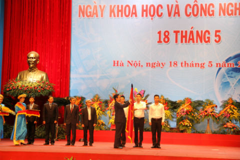 Thay mặt Đảng, Nhà nước, 13Win18 tham gia cá cược, Thủ tướng Nguyễn Tấn Dũng gắn Huân chương Độc lập hạng Nhất lên lá cờ truyền thống.