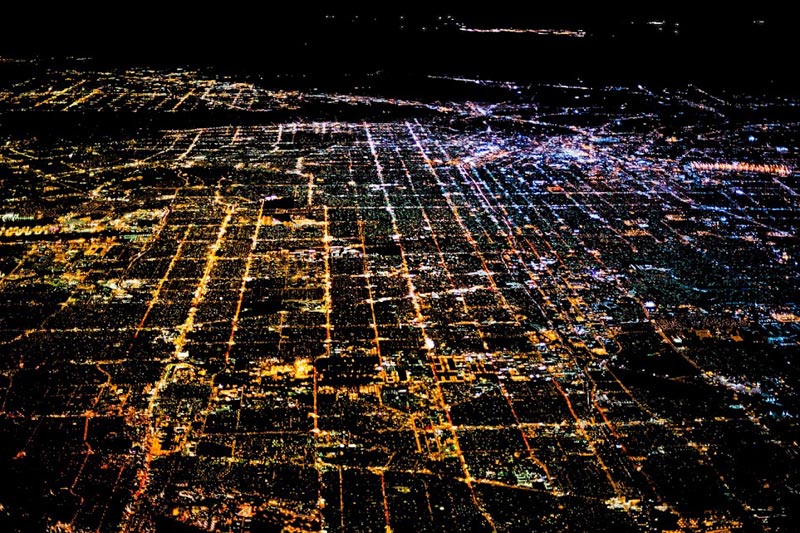 Los Angeles (Mỹ) về đêm như một bức tranh làm bằng bóng đèn, lấp lánh ánh sáng.
