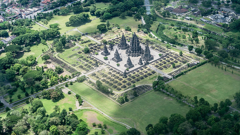 Toàn bộ quang cảnh của đền Prambanan (Indonesia) nhìn từ trên cao.