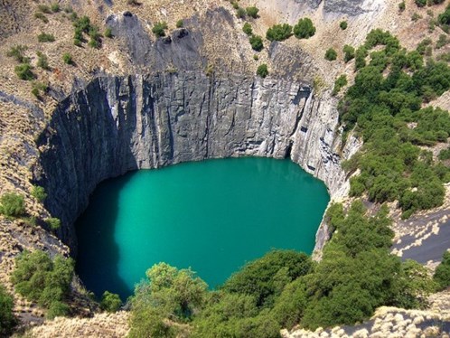 Mỏ có bề mặt rộng 463 mét, sâu 240m. Sau này do bị sạt lở đất nghiêm trọng nên mỏ đã bị vùi lấp một phần và nó chỉ còn sâu 215, trong đó nước ngập 40m. Hiện nay mỏ này được coi như một di sản thế giới.