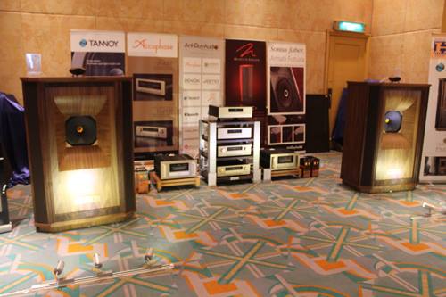 Năm nay, Hà Nội AV Show 2013 đã hội tụ được những thương hiệu audio hi-end “đình đám” trên thế giới với nhiều siêu loa cũng như hệ thống âm thanh đắt tiền với giá trị nhiều tỷ đồng. Đáng chú ý phải kể đến như đôi loa Avalon Acoustics Tesseract,Tidal Agoria Platinum Edition, Rockport Technologies Altair II, Kharma Exquisite Midi Grand, Dynaudio Platinum, Focal Stella... cùng những thiết kế loa đáng chú ý khác như: Raidho D1, Wilson Benesch A.C.T C60, Thiel CS3.7, MBL 101E MKII, Platinum Acoustics Infocus 12, Tannoy Westminster Royal GR, Rockport Atria, JBL Everest DD66000…