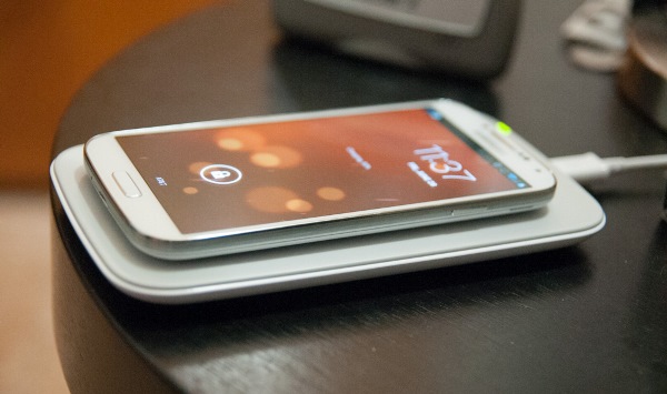 Sạc pin cho smartphone qua s&oacute;ng si&ecirc;u &acirc;m