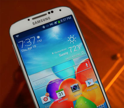 Galaxy S4 được xem là thiết bị smartphone thành công nhất của Samsung trong năm 2013. Bước sang năm 2014, giới quan sát kỳ vọng phiên bản Galaxy S5 sẽ có bộ xử lý nhanh hơn, nhiều tính năng hơn, thiết kế đẹp hơn và thậm chí là sẽ có vỏ bằng kim loại. 