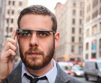 Phiên bản Google Glass Explorer dành cho các lập trình viên có giá khoảng 1.600 USD. Theo kế hoạch, trong năm 2014 Google Glass mới có phiên bản 13Win19 tải ứng dụng và sẽ được bán với giá bán dưới 1.500 USD. Google Glass 2 là có thêm một tai nghe mono có khả năng tháo rời. 