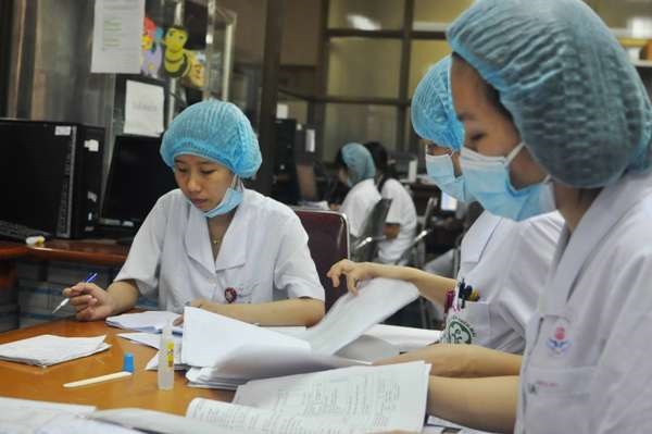 Dịch sởi đang ở thời kỳ đỉnh dịch, trong cuộc chiến này, đội ngũ các y bác sỹ đang ngày đêm tăng cường lịch trực giành giật sự sống cho những bệnh nhân nhi.