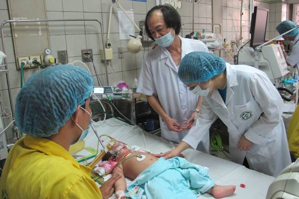 Người đứng đầu ngành y tế thăm một bệnh nhân nhi mắc sởi.