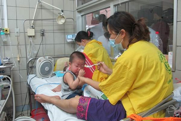 Gia đình chăm sóc cho trẻ mắc sởi. 