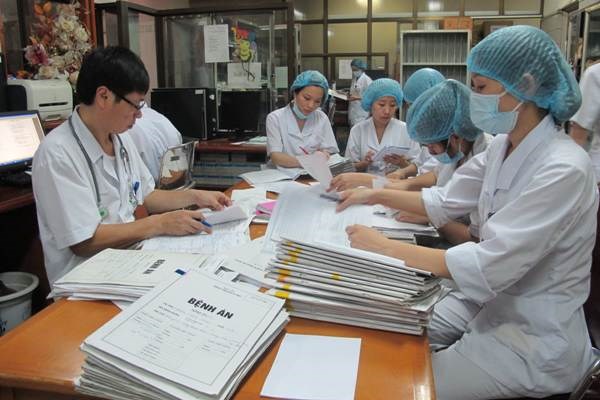 Mặc dù là ngày nghỉ lễ, nhưng các bác sỹ tại các bệnh viện vẫn căng mình trực. 