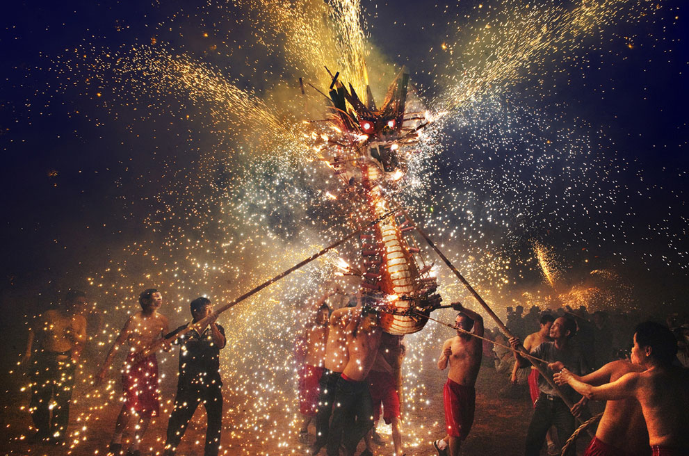 Ảnh đoạt giải nhì National Awards, Hong Kong, tác giả Chi Hung Cheung: Lễ hội Rồng lửa ở Macau.