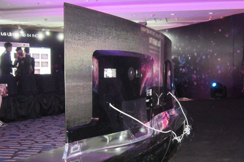 Mặt sau của TV được l&agrave;m ho&agrave;n to&agrave;n từ sợi carbon