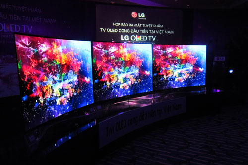 3 chiếc tivi OLED m&agrave;n h&igrave;nh cong được gh&eacute;p lại với nhau. Kiểu d&aacute;ng sang trọng, chỉ ph&ugrave; hợp đặt tr&ecirc;n kệ, kh&ocirc;ng thể treo l&ecirc;n tường như tivi phẳng.