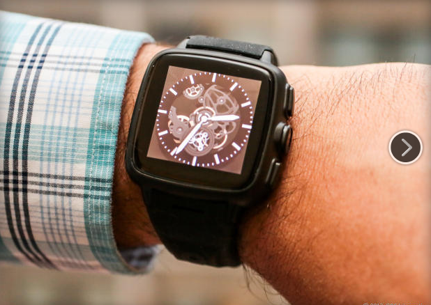 Omate TrueSmart sở hữu màn hình IPS 1,54 inch IPS và được trang bị nhiều mặt đồng hồ rất đẹp mắt.