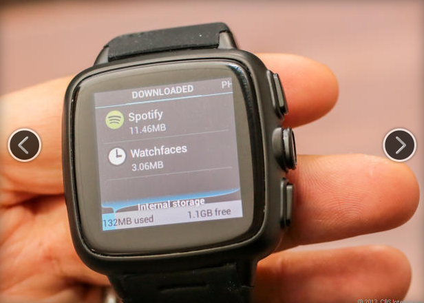 Đồng hồ có giá bán 249 USD cho bản bộ nhớ 4 GB, và 299 USD cho bản bộ nhớ 8 GB, rẻ hơn Galaxy Gear của Samsung.