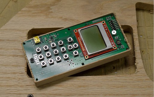 Nếu không thích màn hình LED, người dùng có thể sử dụng màn hình LCD cho chiếc điện thoại này.