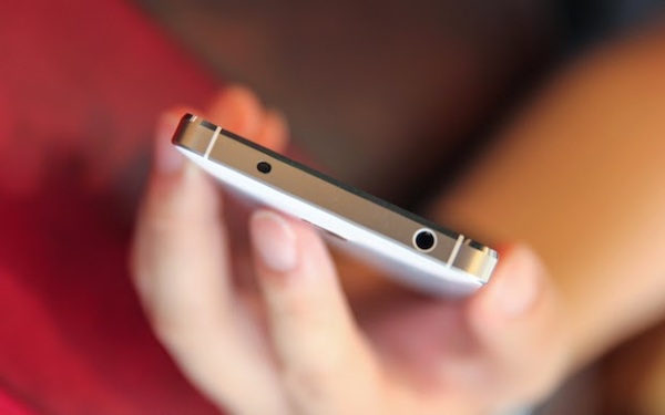 Về thiết kế, bạn sẽ nhận thấy rằng khung kim loại với các mép vát tương tự iPhone 5s khiến cho Mi 4 nổi bật giữa những smartphone Android khác. Viền màn hình của Mi 4 cũng được thu hẹp tới mức tối thiểu để người dùng dễ dàng sử dụng thiết bị bằng một tay mặc dù có màn hình 5 inch. Ốp lưng của Mi 4 có thể được thay thế tùy theo ý thích của khách hàng bằng các vật liệu khác như gỗ, vải, tre da và đá.