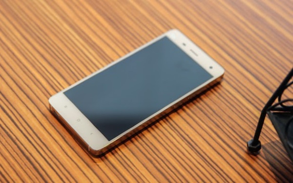 Có rất nhiều điểm tương đồng giữa các sản phẩm của Mi và Apple. Mi 4 vừa ra mắt có kiểu vát cạnh giống iPhone, máy tính bảng Mi Pad lại được thiết kế với màn hình, độ phân giải hoàn toàn giống iPad mini, trong khi vỏ ngoài tương tự iPhone 5C.
