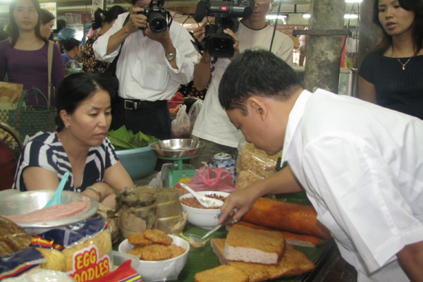 Kiểm nghiệm ph&aacute;t hiện gi&ograve; chả nhiễm độc hại
