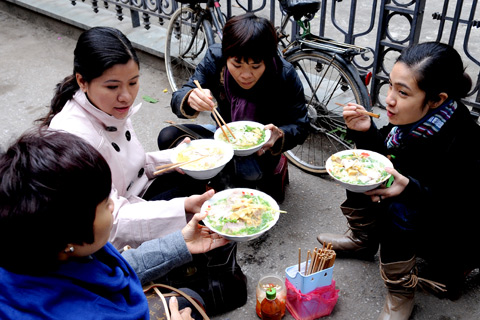 H&agrave;ng ăn h&eacute;t gi&aacute;, tới gần 100 ng&agrave;n một b&aacute;t phở g&agrave;