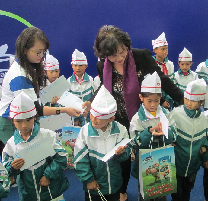 B&agrave; Nguyễn Thị Kim Ng&acirc;n trao sữa cho trẻ em ngh&egrave;o