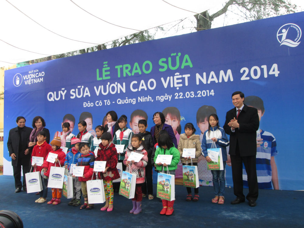 Trao sữa tại huyện đảo C&ocirc; T&ocirc;