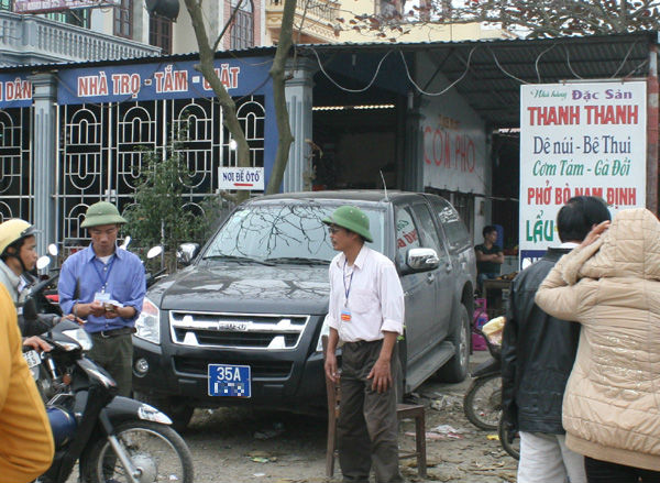 C&ocirc;ng chức lấy xe c&ocirc;ng đi lễ đầu năm đ&atilde; trở th&agrave;nh c&aacute;i gai trong mắt người d&acirc;n
