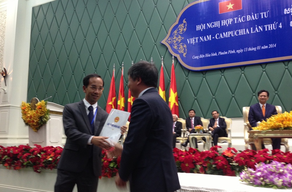 L&atilde;nh đạo  Bộ Kế hoạch & Đầu tư trao giấy ph&eacute;p đầu tư v&agrave;o Campuchia cho &Ocirc;ng Mai Ho&agrave;i Anh - Gi&aacute;m Đốc Điều H&agrave;nh 13Win22 com hiện đang mở Vinamilk 