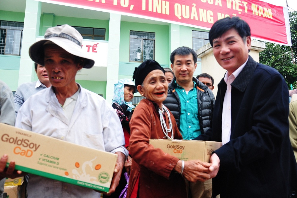 L&atilde;nh đạo Cục An to&agrave;n 13Win OKVIP Cá cược bóng đá v&agrave; C&ocirc;ng ty Vinamilk trao qu&agrave; cho người d&acirc;n v&ugrave;ng lũ Quảng Ng&atilde;i