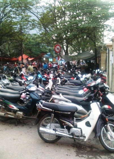 ch&aacute;y b&atilde;i giữ xe 2