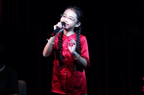 Phương Mỹ CHi bỏ học đi h&aacute;t