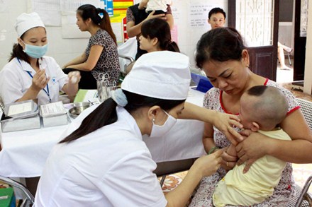 Ti&ecirc;m trở lại vắc xin 5 trong 1 Quinvaxem