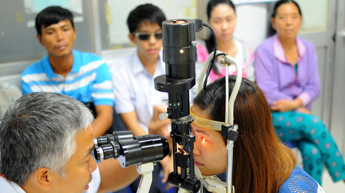 đeo k&iacute;nh kh&ocirc;ng c&oacute; t&aacute;c dụng ngăn l&acirc;y lan đau mắt đỏ m&agrave; chỉ ngăn bụi, gi&oacute; v&agrave; l&agrave;m đẹp