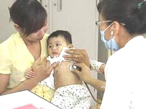 Một số dấu hiệu như ho, thở nhanh l&agrave; triệu chứng trẻ đ&atilde; bị vi&ecirc;m phổi