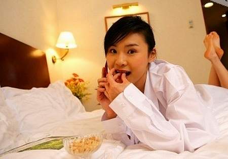 Một số c&aacute;ch ăn đ&ecirc;m gi&uacute;p ch&uacute;ng ta kho&aacute;i khẩu m&agrave; kh&ocirc;ng tăng c&acirc;n