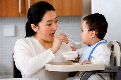 Trẻ c&ograve;i xương ăn c&aacute;c m&oacute;n gi&agrave;u can xi