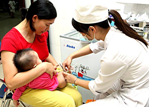 Trẻ nhập viện v&igrave; ti&ecirc;m vắc xin 5 trong 1 Quinvaxem đang gia tăng nhanh ch&oacute;ng