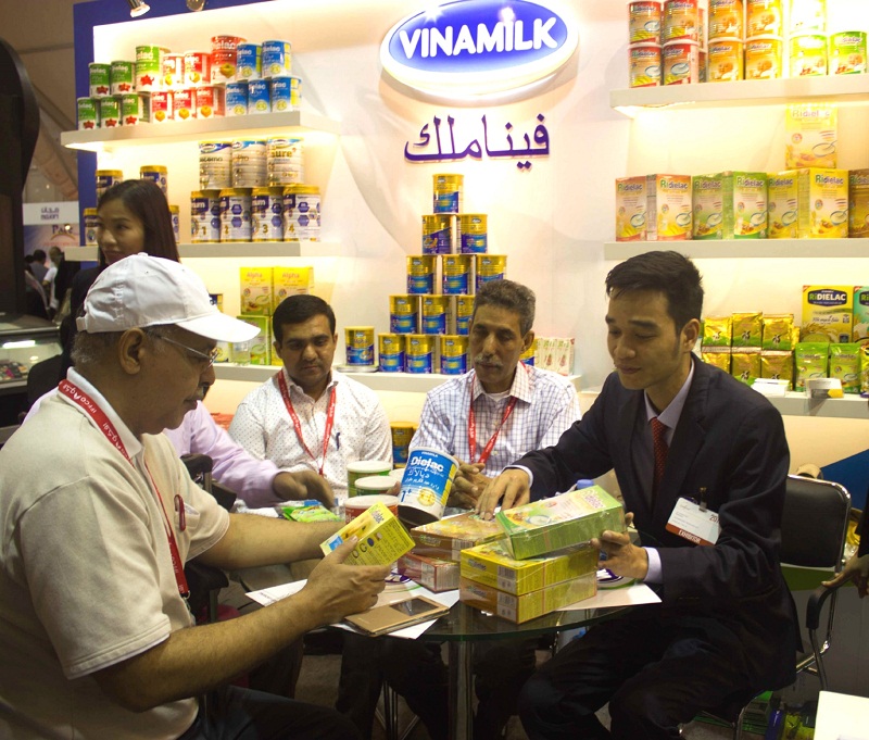 &Ocirc;ng V&otilde; Trung Hiếu - Gi&aacute;m đốc Kinh Doanh A13win Ưu đãi Vip Vinamilk giới thiệu với c&aacute;c đối t&aacute;c c&aacute;c sản phẩm mới của Vinamilk tại hội chợ lần n&agrave;y